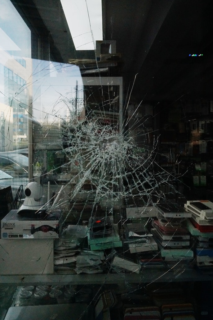 Zerbrochene Fensterscheibe eines Geschäfts